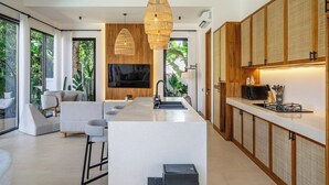 Una cucina moderna con isola centrale, mobili in legno e un'ampia finestra.