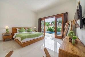 Ein Schlafzimmer mit einem Bett, Nachttischen, einem Holztisch und einem Fernseher.