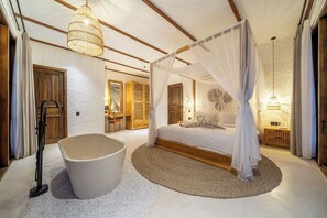 A bedroom with a four-poster bed, a large bathtub, and a wooden wardrobe. - Brand New Oasis Villa, Large Pool, Central Ubud (Kabupaten Gianyar)