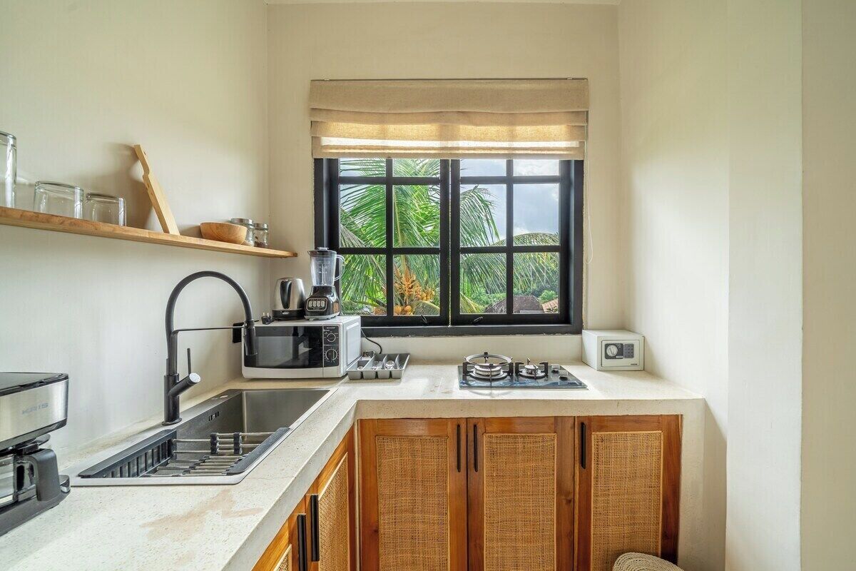 Coffee/tea maker, fridge, microwave, stovetop