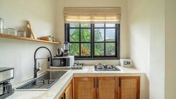 Coffee/tea maker, fridge, microwave, stovetop