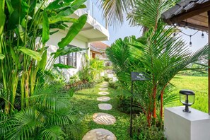 A lush garden with a pathway leading to a villa. - Tropical 1BR w Private Pool&Kitchen in Ubud (Gianyar Regency)