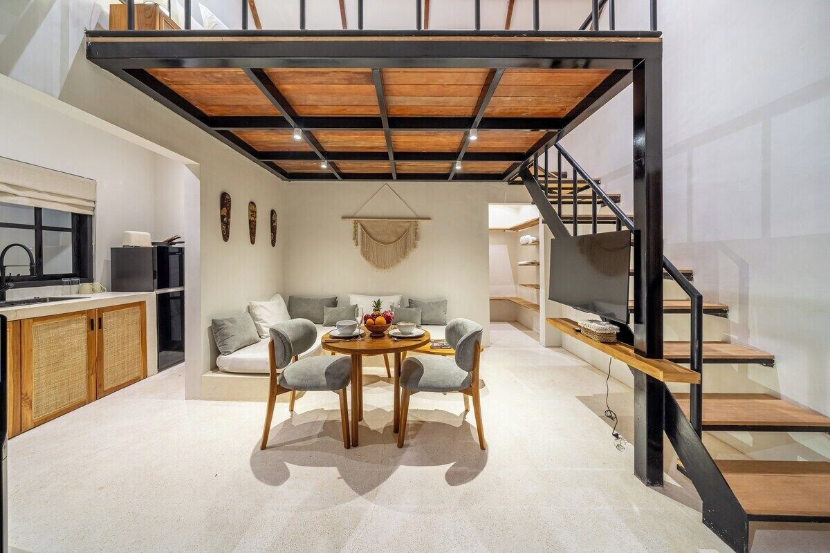 Ein modernes Interieur mit Essbereich, Treppe und Küche.