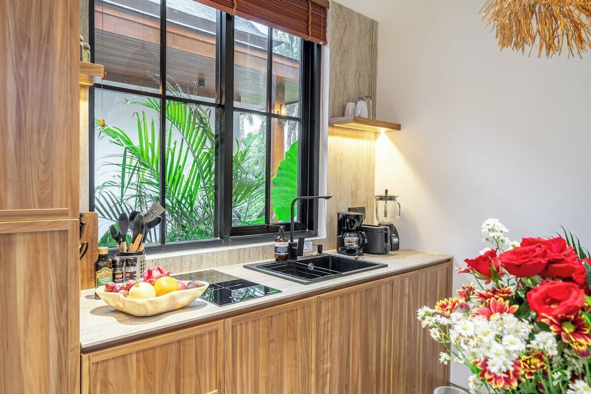 Coffee/tea maker, fridge, microwave, stovetop