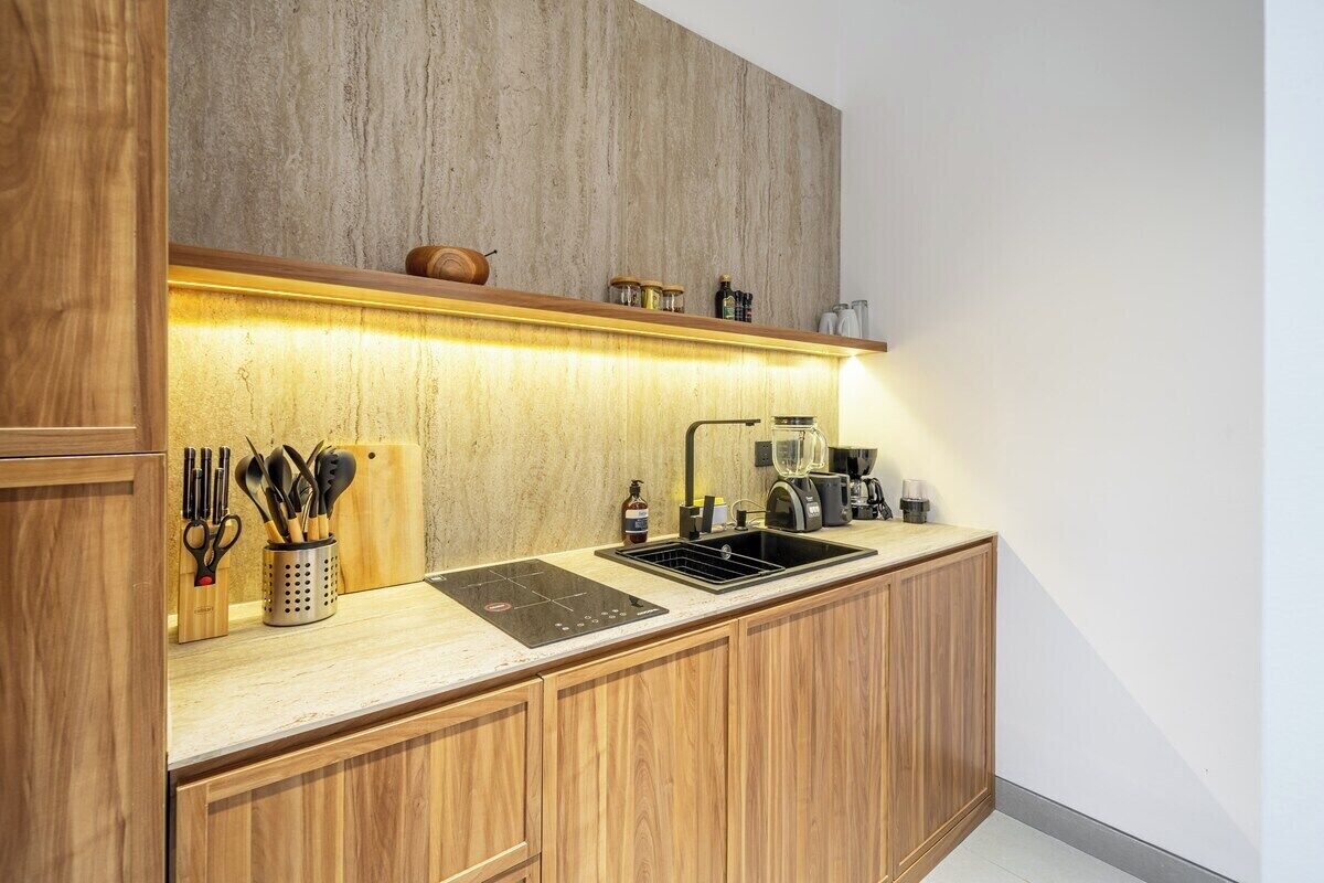 Coffee/tea maker, fridge, microwave, stovetop