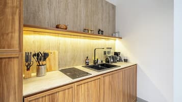 Coffee/tea maker, fridge, microwave, stovetop