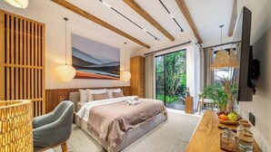 Un dormitorio moderno con una cama grande, un escritorio y un comedor.