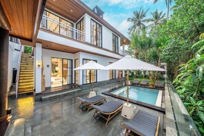 A modern house with a pool, outdoor seating, and lush greenery. - Cozy 1BR • Pool&Garden View • Patio • Central Ubud (Kabupaten Gianyar)