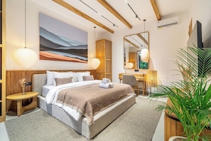 A modern hotel room with a large bed, bedside tables, a desk, and a mirror. - Cozy 1BR • Pool&Garden View • Patio • Central Ubud (Kabupaten Gianyar)