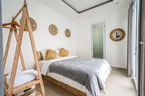 A bedroom with a bed, a wooden ladder, and a door. - Chic 3BR in Nusa Dua - Ocean View, Cinema, Rooftop (Kabupaten Badung)