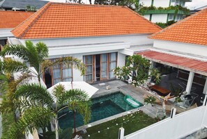 Zona residencial amb diverses cases, piscina i vegetació abundant.