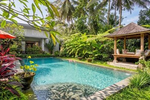 A swimming pool with a wooden gazebo, surrounded by lush greenery and palm trees. - Tropical 4BR Oasis w Huge Pool+Gazebo, Ubud's Best (Kabupaten Gianyar)