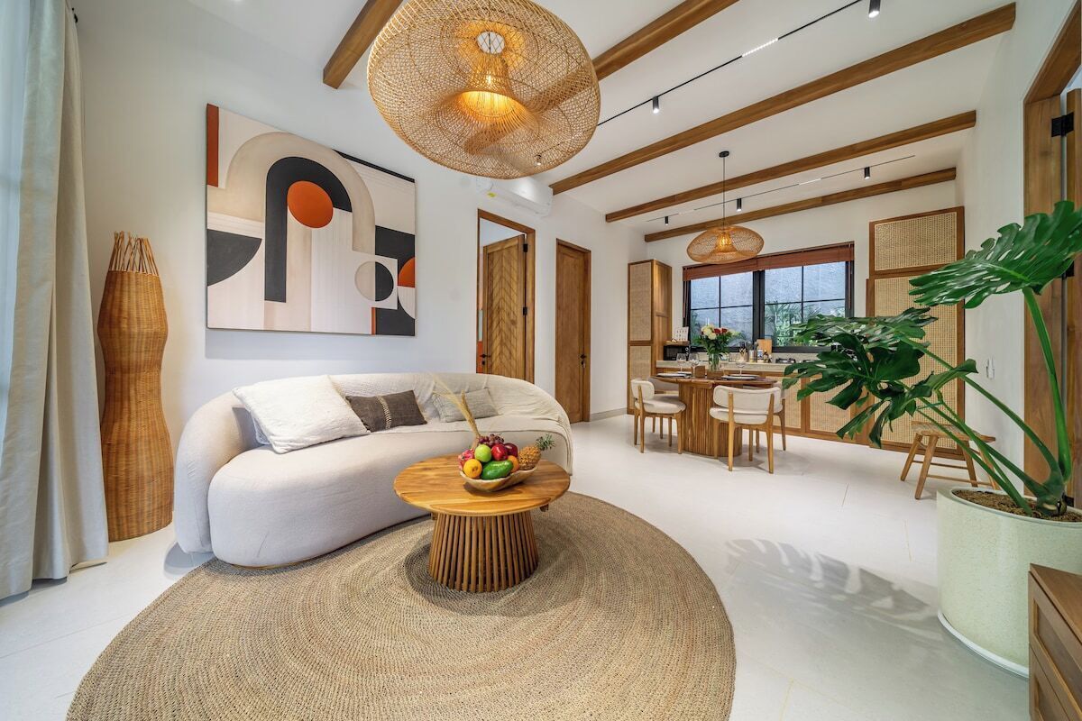 Un salon moderne avec un canapé, une table basse et un coin repas.