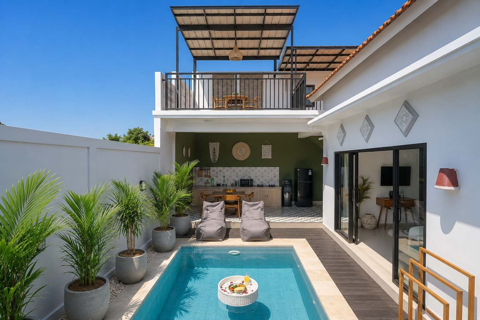 Een modern zwembadterras met een eethoek en plantenpotten.