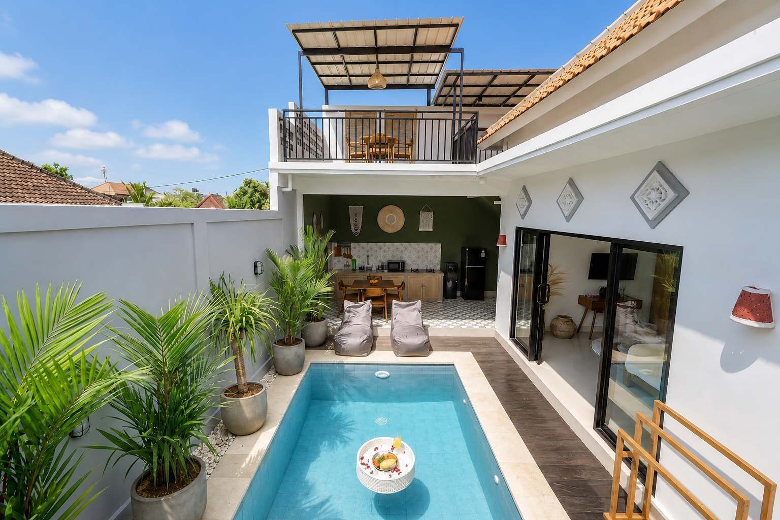 Ein modernes Haus mit Pool, Balkon und Küche.