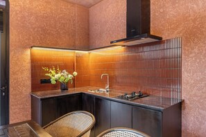 Una cucina moderna con piano cottura integrato, lavello e zoccolo decorativo.