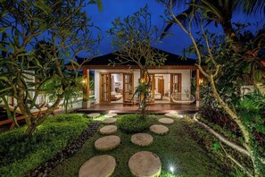 A modern house with a well-maintained garden, including stone steps and a variety of plants. - Chic 1BR Stay w Garden Tub&Pool by Tropical Jungle (Kabupaten Gianyar)
