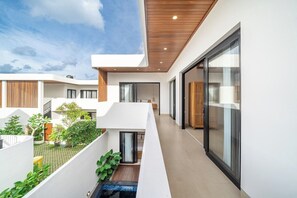 A modern residential building with a covered outdoor area, large windows, and a wooden ceiling. - Designer 5BR in 500 m to Sanur Beach w Pool+Patio (Kota Denpasar)