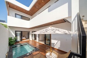 A modern two-story house with a rooftop terrace, a swimming pool, and a covered seating area. - Designer 5BR in 500 m to Sanur Beach w Pool+Patio (Kota Denpasar)