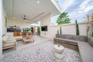 A modern living space with a kitchen, dining area, and seating area. - Chic 2BR Canggu Hideaway w Spacious Pool & Patio (Kabupaten Badung)