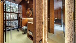 Ein modernes Badezimmer mit einem großen Fenster, einem Holzbadezimmermöbel und einem Handtuchhalter.