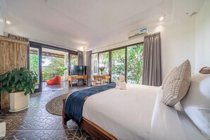 Ein geräumiges Schlafzimmer mit einem großen Bett, einem Schreibtisch und einem Fernseher.