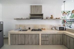 Eine moderne Küche mit Einbauherd, Mikrowelle und Spüle.