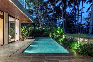 A modern house with a swimming pool, surrounded by tropical vegetation. - 3BR Villa in Jungle Ubud • Private Pool & Patio (Gianyar Regency)