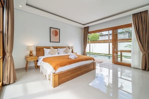 Een moderne slaapkamer met een groot bed, een houten hoofdbord en uitzicht op een zwembad.