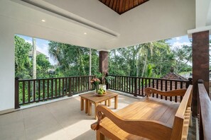 A balcony with a wooden bench, a small table with fruit and flowers, and a view of lush greenery. - Tranquil 1BR Hideaway in Central Ubud w Pool+Patio (Gianyar Regency)