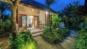 Ein Haus mit überdachter Veranda, einem Essbereich und einem Weg zum Eingang.
