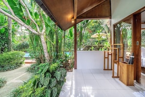 A covered patio area with a view of a swimming pool and lush tropical vegetation. - Tranquil 1BR Hideaway in Central Ubud w Pool+Patio (Kabupaten Gianyar)