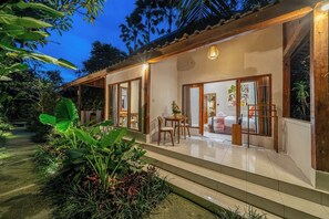 A modern house with a covered patio, large windows, and a garden. - PROMO NEW 1BR in Serene Ubud • Pool, Garden&Patio (Kabupaten Gianyar)
