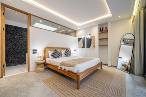 Een moderne slaapkamer met een houten bed, een stenen muur en een grote spiegel.