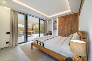 Een moderne slaapkamer met een groot bed, een nachtkastje, een lamp en een schuifdeur naar een buitenruimte.