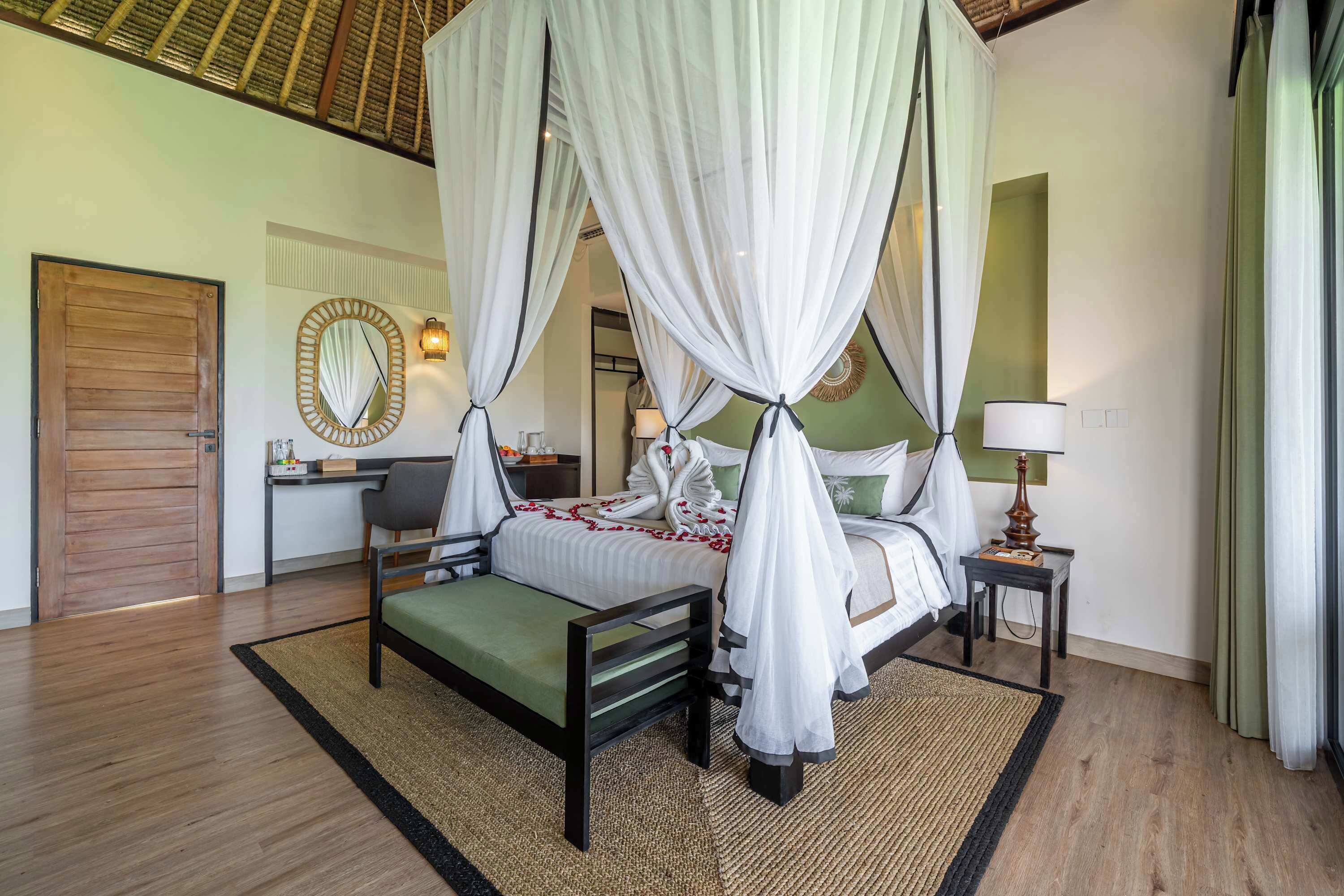 Travel crib, WiFi, bed sheets