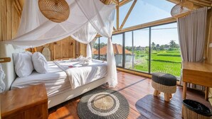 A bedroom with a bed, a window with a view of a green landscape, and a ceiling with a wooden structure. - Tropical 1BR in Ubud w Pool - Perfect for Couples! (Tampaksiring)