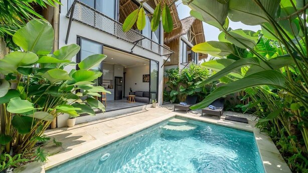 A modern house with a swimming pool surrounded by lush greenery. - Cozy 1BR in Ubud's Heart w Large Pool+Jungle View3 (Tampaksiring)