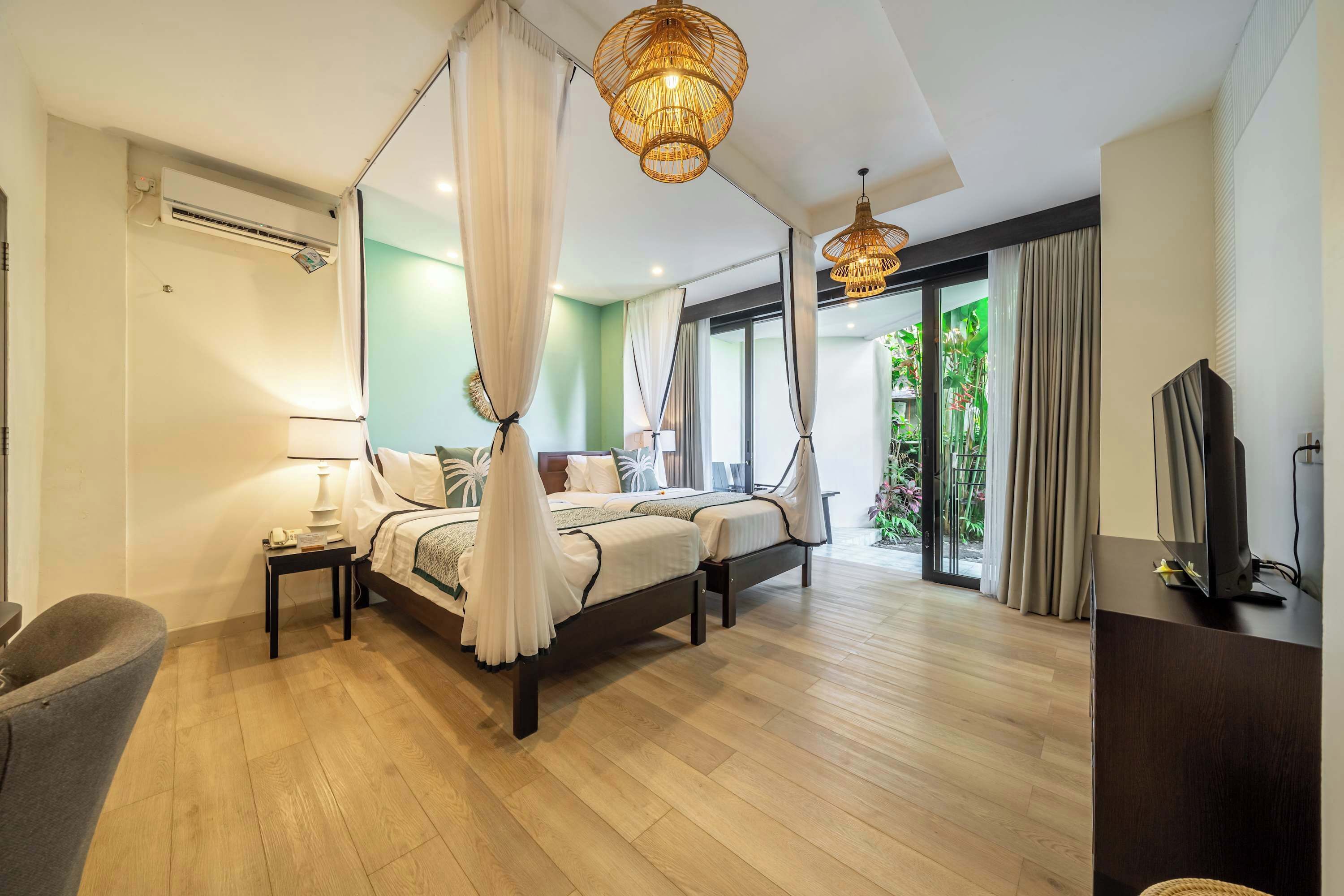 Travel crib, WiFi, bed sheets