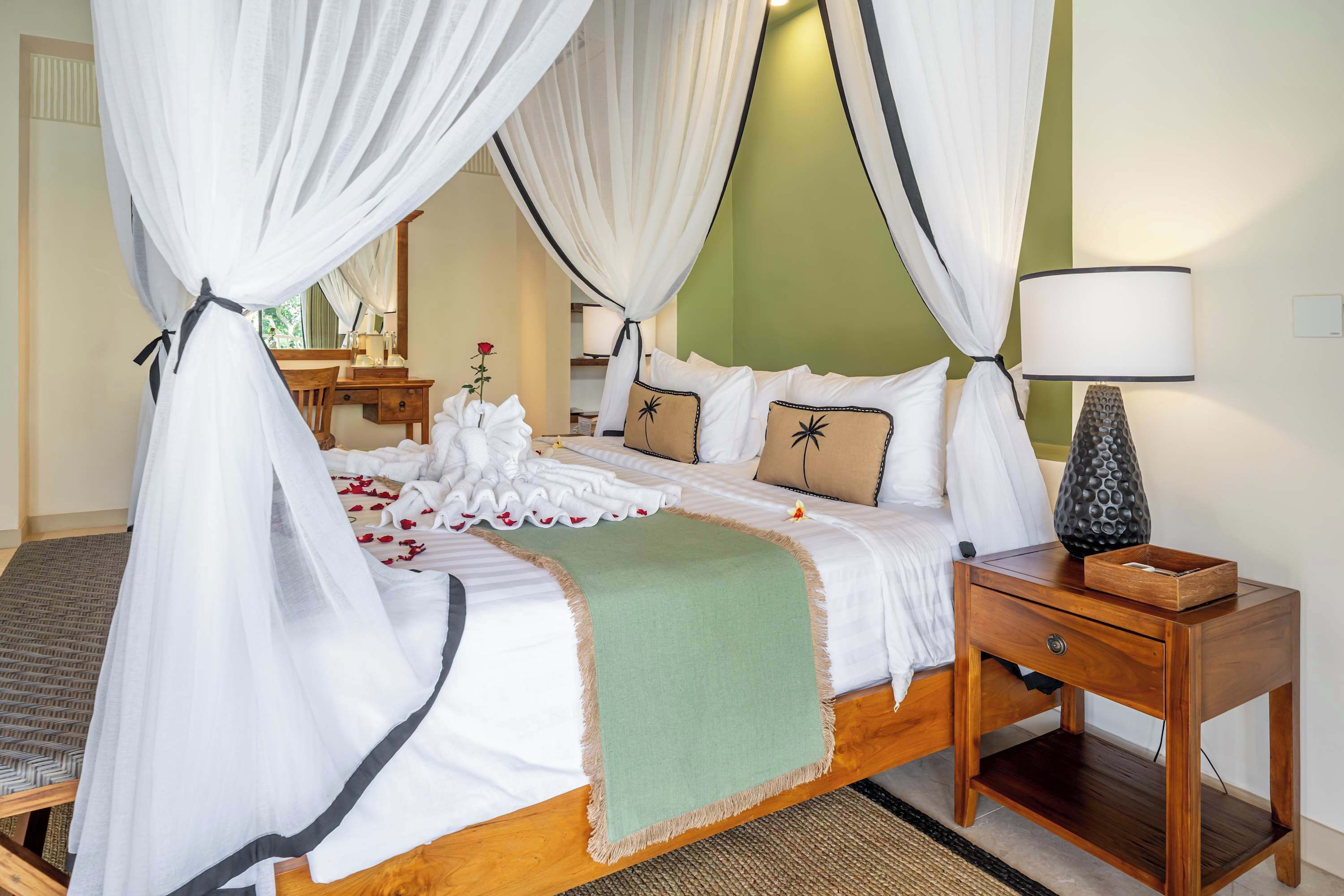 Travel crib, WiFi, bed sheets