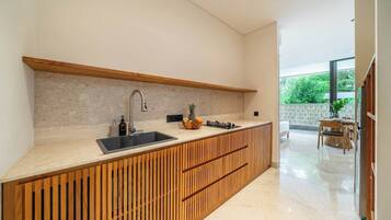 Coffee/tea maker, fridge, microwave, stovetop