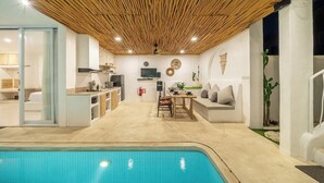 Ein modernes Interieur mit Pool, Essbereich und Wohnbereich.