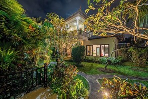 A modern house with a balcony, surrounded by lush greenery and a well-maintained garden. - Chic 2BR Villa in Calm Ubud Complex w Spa+2 Pools (Kabupaten Gianyar)