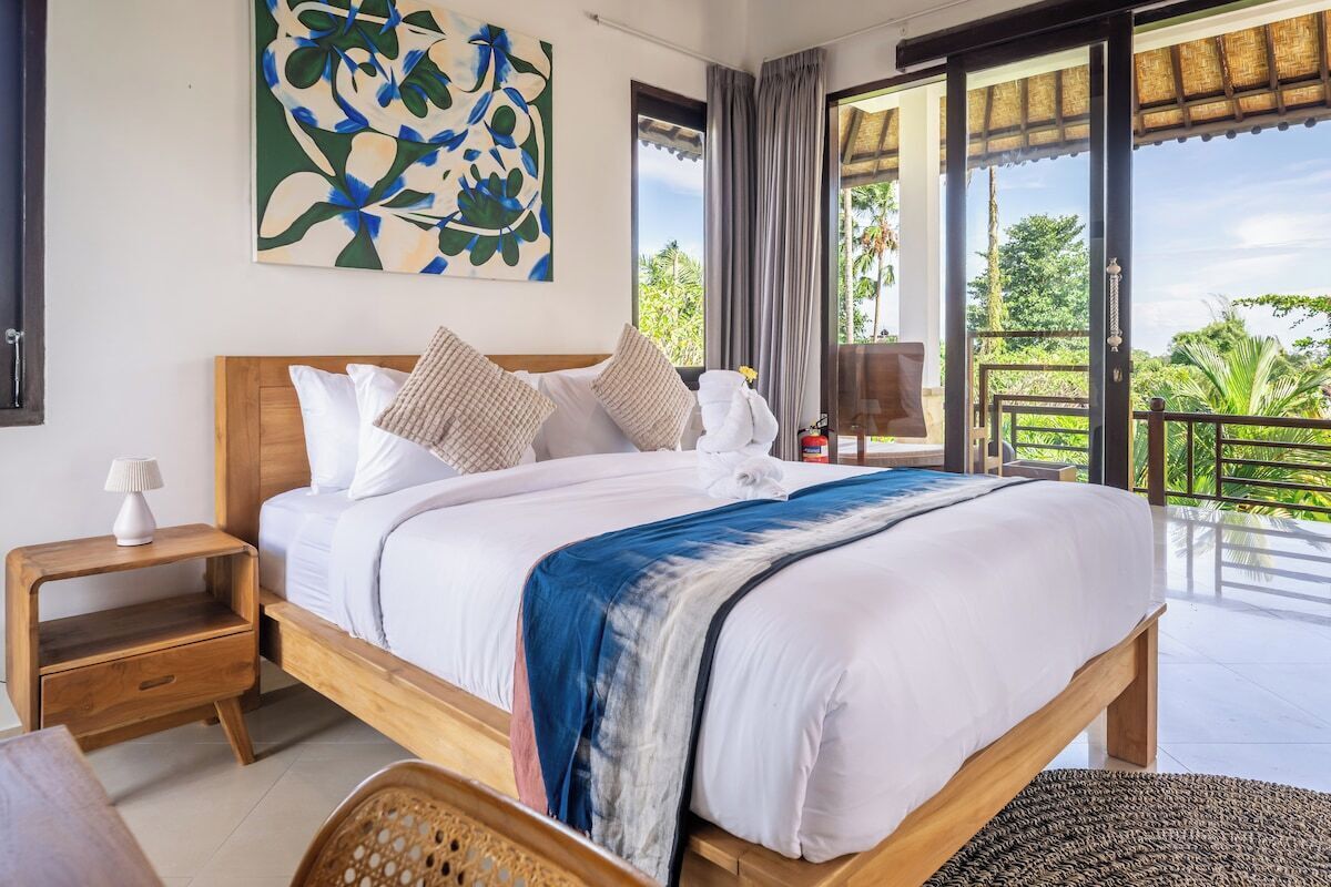 Iron/ironing board, travel crib, WiFi, bed sheets