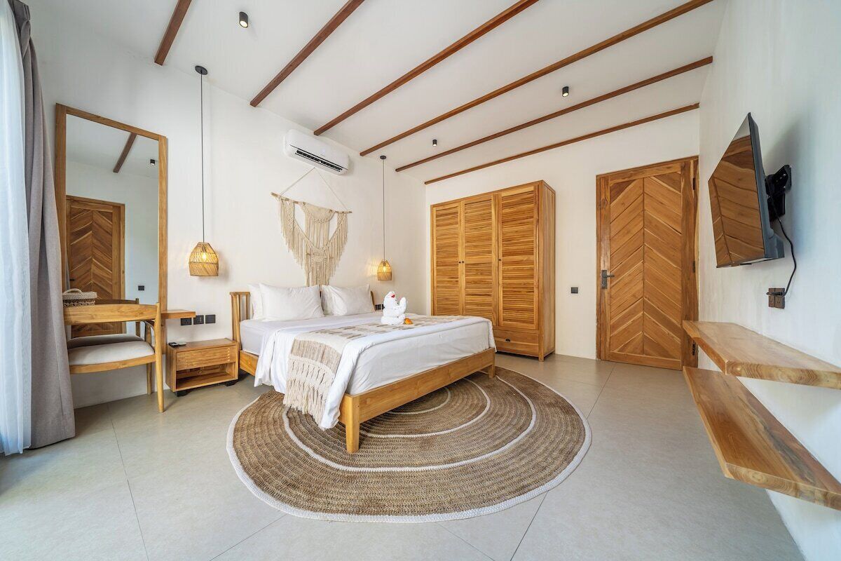 Iron/ironing board, travel crib, WiFi, bed sheets