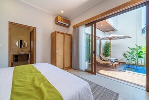 Room - Cassandra 3 - Styish 5BR in 500 m to Sanur Beach w Pool+Balcony (Kota Denpasar)