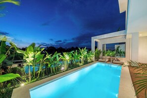 A swimming pool with a modern house and tropical plants. - Casa Luma Villa - New 2BR in Ubud w Pool, Rooftop Pool Table&Kitchen (Kabupaten Gianyar)