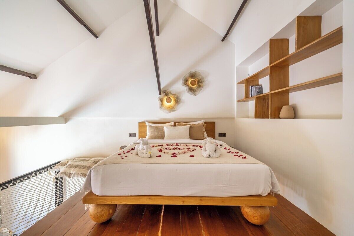 Tabla de planchar con plancha, wifi y ropa de cama 