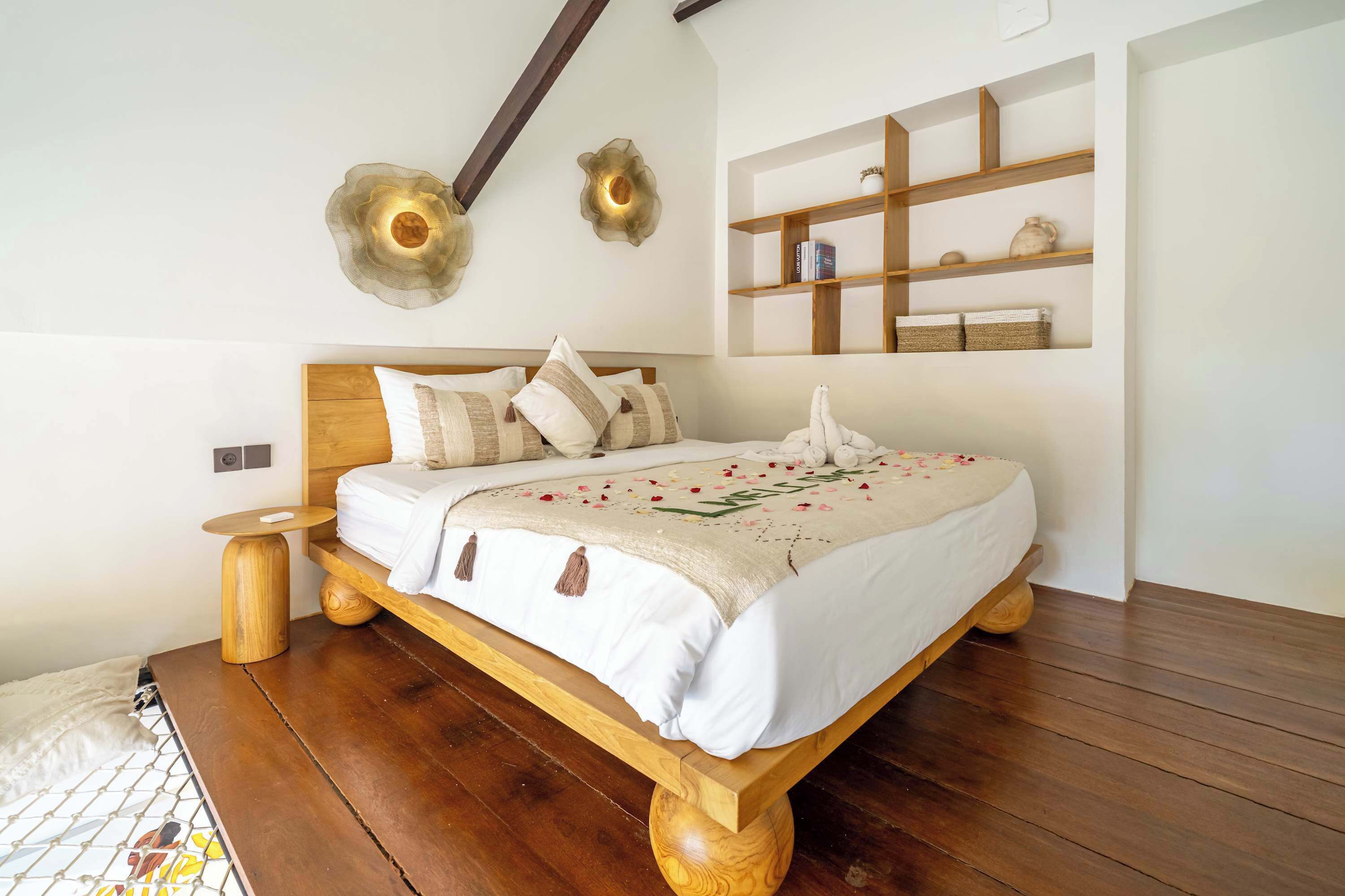 Tabla de planchar con plancha, wifi y ropa de cama 