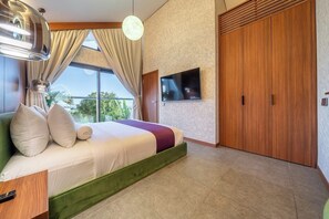 Une chambre à coucher moderne avec un lit, des rideaux, un téléviseur et une armoire.